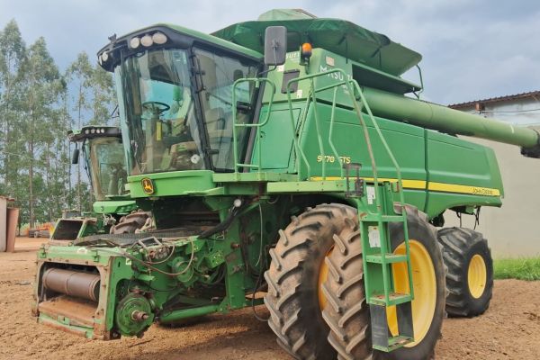 COLHEITADEIRA JD 9770 STS